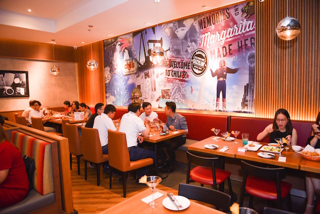 chilis-grill-bar-khai-truong-tai-viet-nam-1