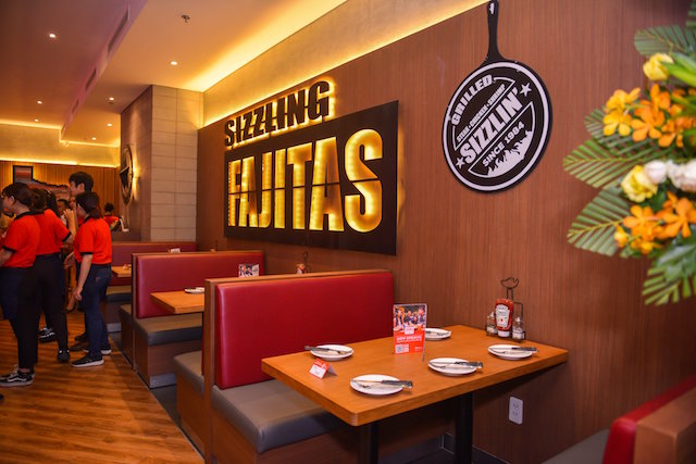 chilis-grill-bar-khai-truong-tai-viet-nam-3
