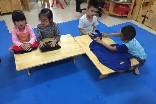 Trẻ lớp 1 đi học thêm bởi cha mẹ không có nghiệp vụ sư phạm làm sao dạy?